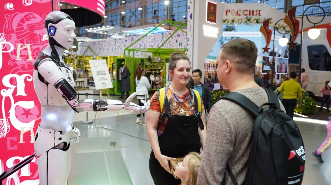 На стенде Пермского края гости выставки «Россия» заключают фиджитал-браки