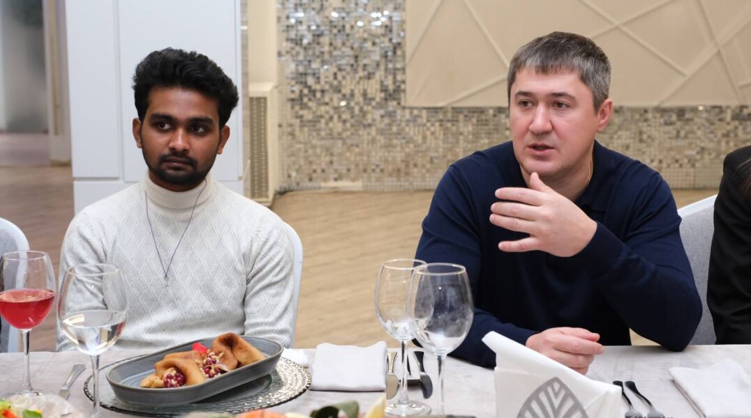 Дмитрий Махонин провел встречу с делегацией молодежи из разных стран