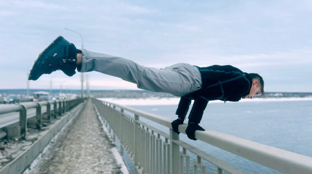 Экстремал из Санкт-Петербурга сделал стойку на руках на перилах Коммунального моста в Перми
