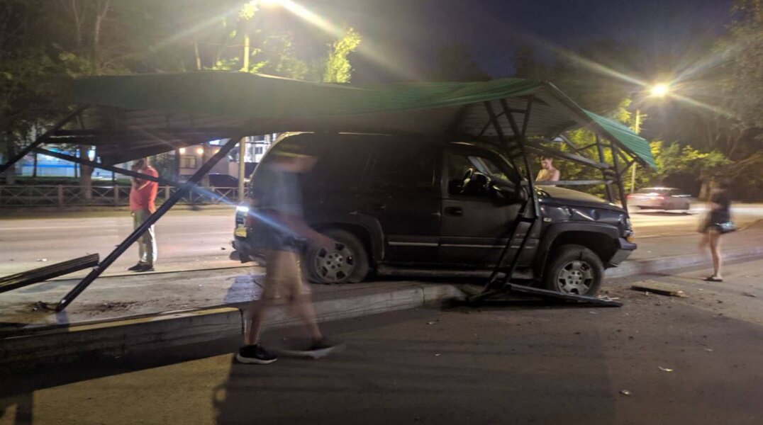 В Перми внедорожник снес автобусную остановку
