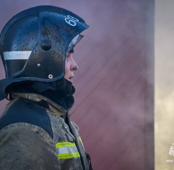 В микрорайоне Гайва пожарные спасли человека
