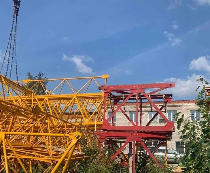 В Перми монтажника придавило упавшим башенным краном