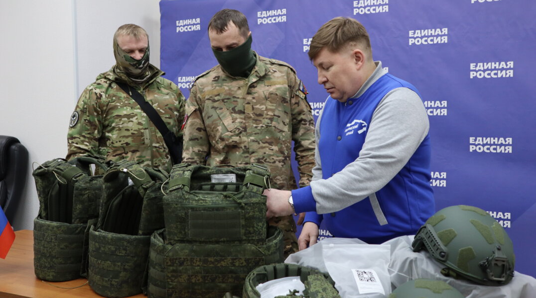 Вячеслав Григорьев передал войсковому подразделению защитный элемент экипировки