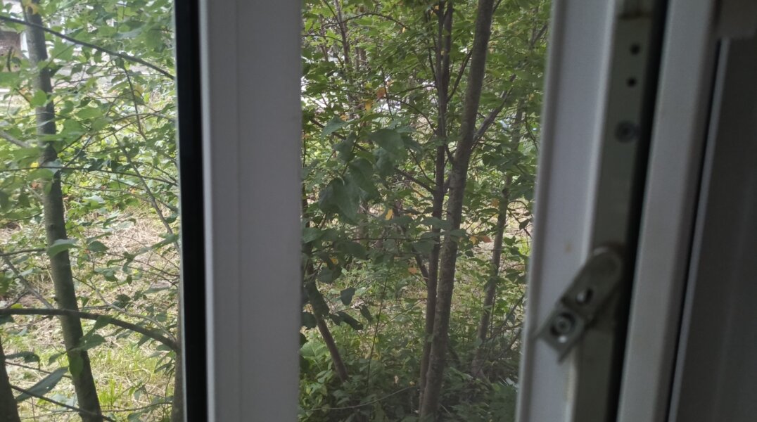 В Добрянке из окна выпала трехлетняя девочка