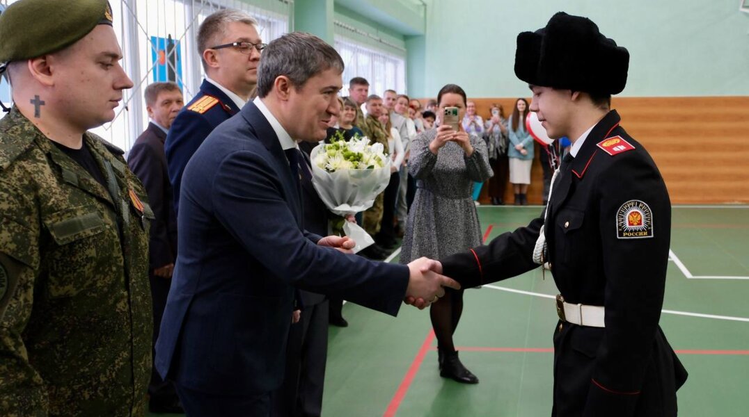 Пермский губернатор вручил двум кадетам знаки отличия