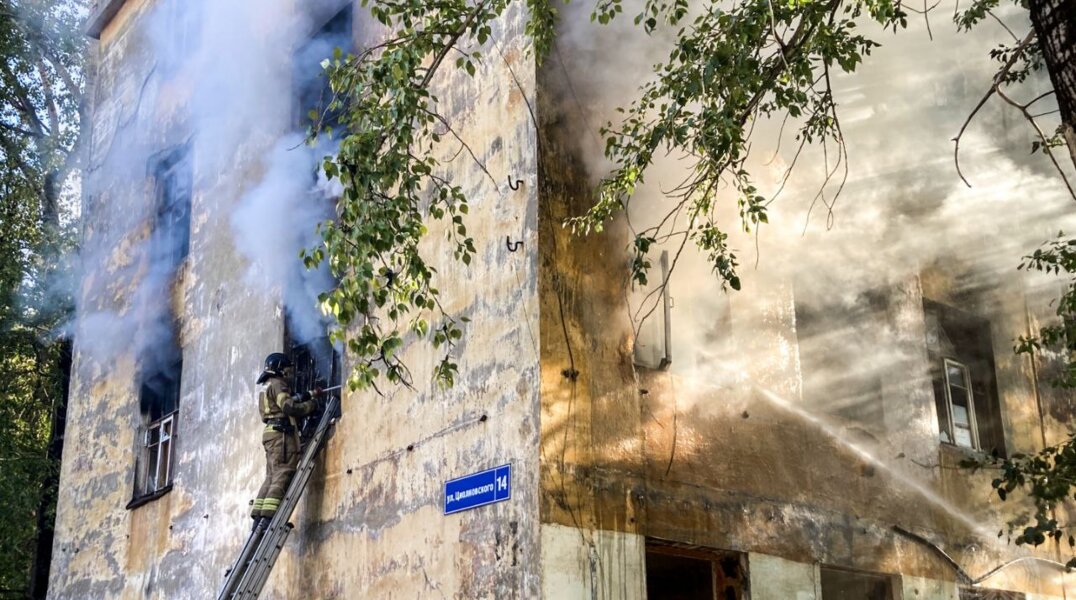 В Перми загорелся расселенный многоквартирный дом