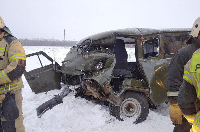 На трассе Пермь-Екатеринбург столкнулись МАЗ и УАЗ