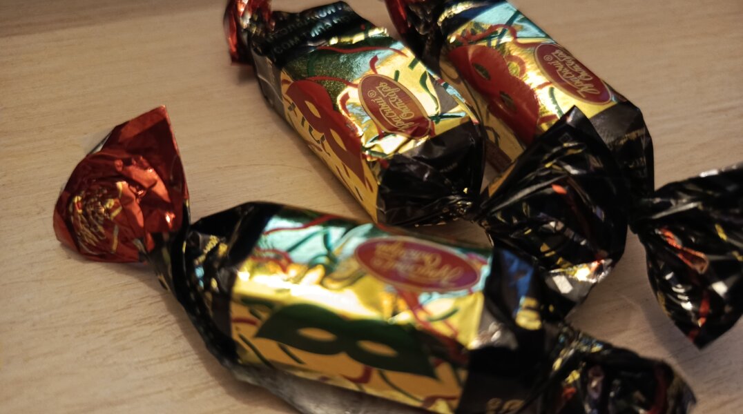 В Перми в одном из сетевых магазинов в контейнере с конфетами обнаружили бабочек и их личинки