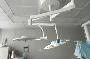 Соликамец, придавленный в машине глыбой снега с крыши, третий день находится в больнице