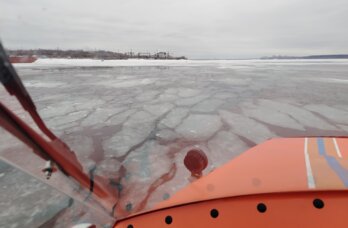 В Октябрьском районе мужчина провалился под лед на снегоходе