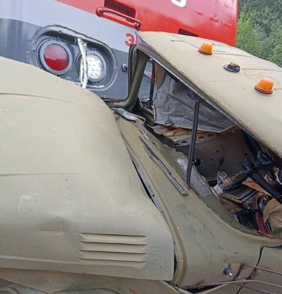 Водитель грузовика, врезавшегося в поезд в Пермском крае, сбежал с места ДТП