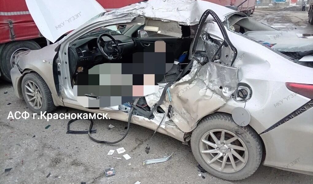 При столкновении с фурой под Краснокамском погиб водитель иномарки