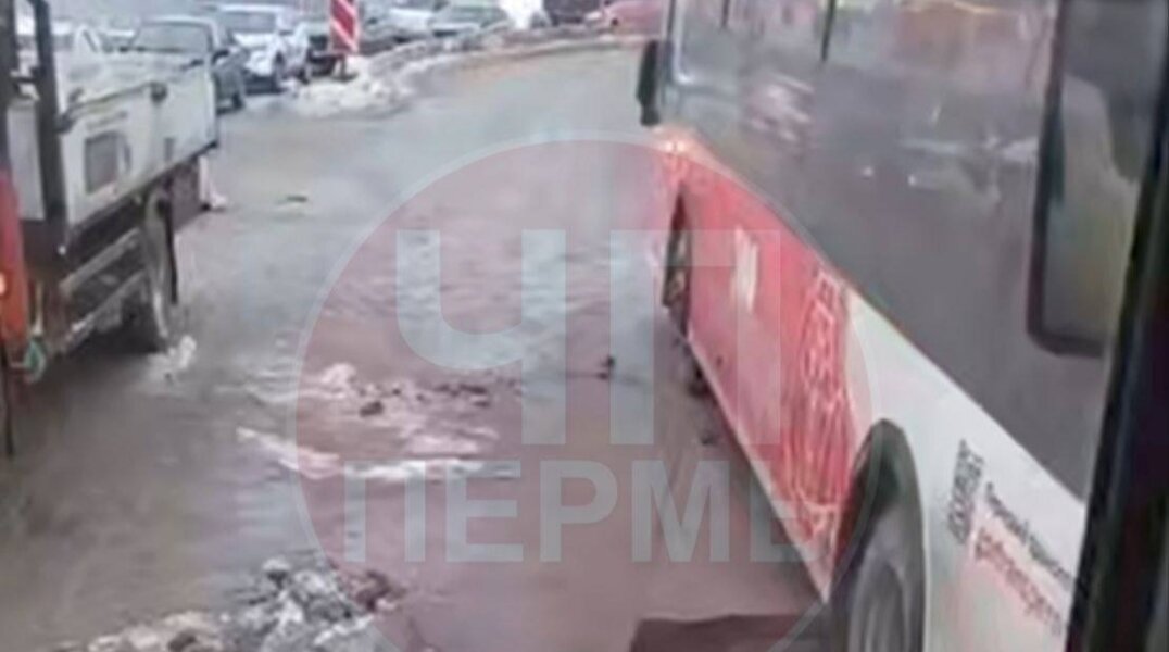 В Перми автобус колесом провалился в яму и заблокировал движение на Шоссе Космонавтов