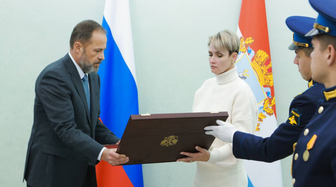 Полномочный представитель Президента вручил награду семье погибшего бойца СВО