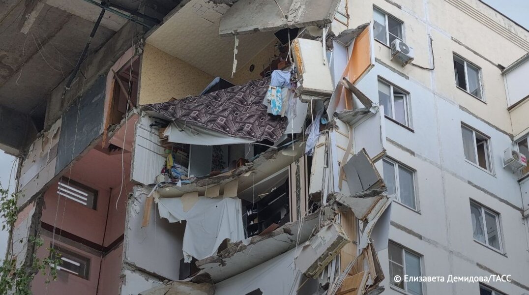 После обстрела ВСУ в Белгороде обрушился подъезд многоэтажного дома