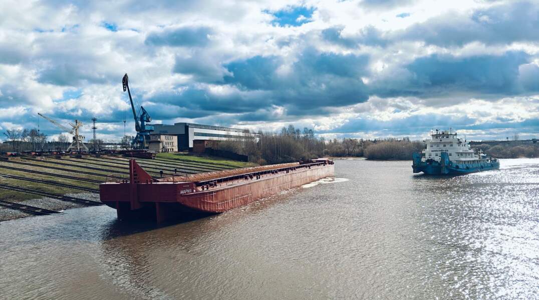 Пермская судоверфь спустила на воду баржи с женскими именами
