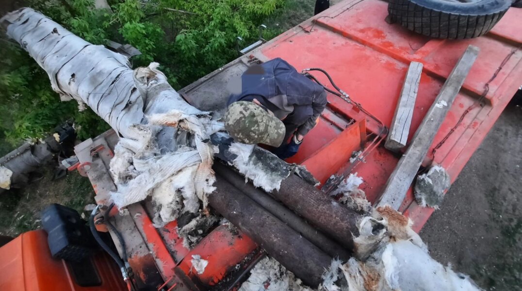 Пермяк оказался зажатым между автомобилем и трубой теплотрассы