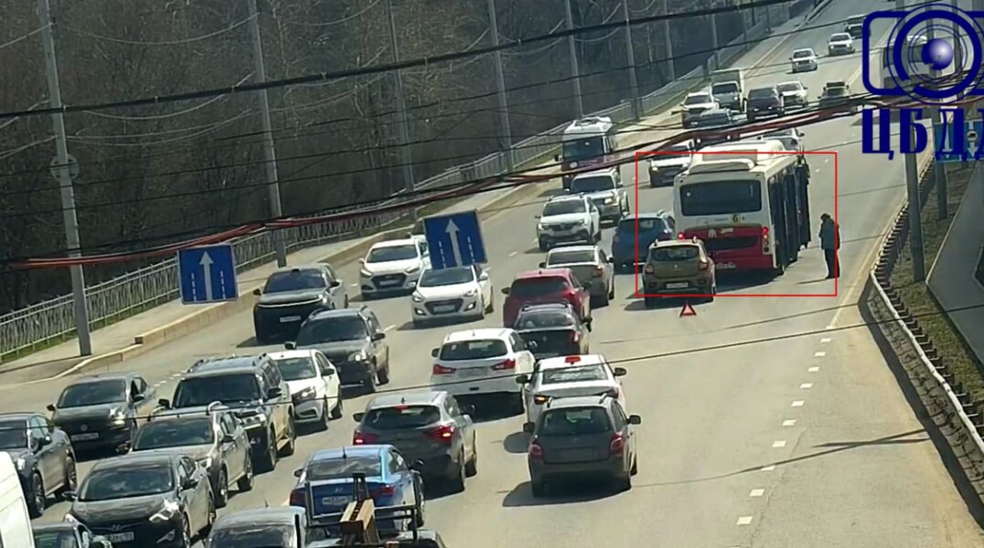 В Перми из-за аварии на Коммунальном мосту встало движение