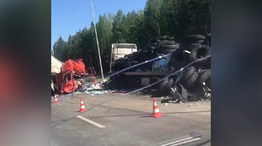 На трассе Пермь – Екатеринбург в жестком ДТП оторвало кабину большегруза