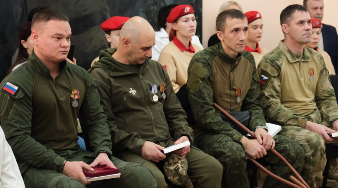 В Перми четырех бойцов «Барса» наградили медалью «За храбрость»