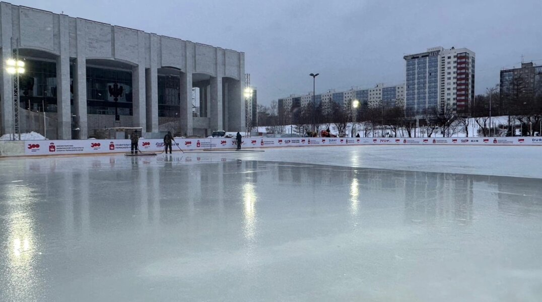 В Перми каток на площади перед Театром-театром работает каждый день