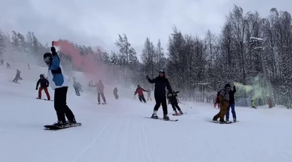В Губахе горнолыжный сезон открыли массовым спуском с цветными дымами