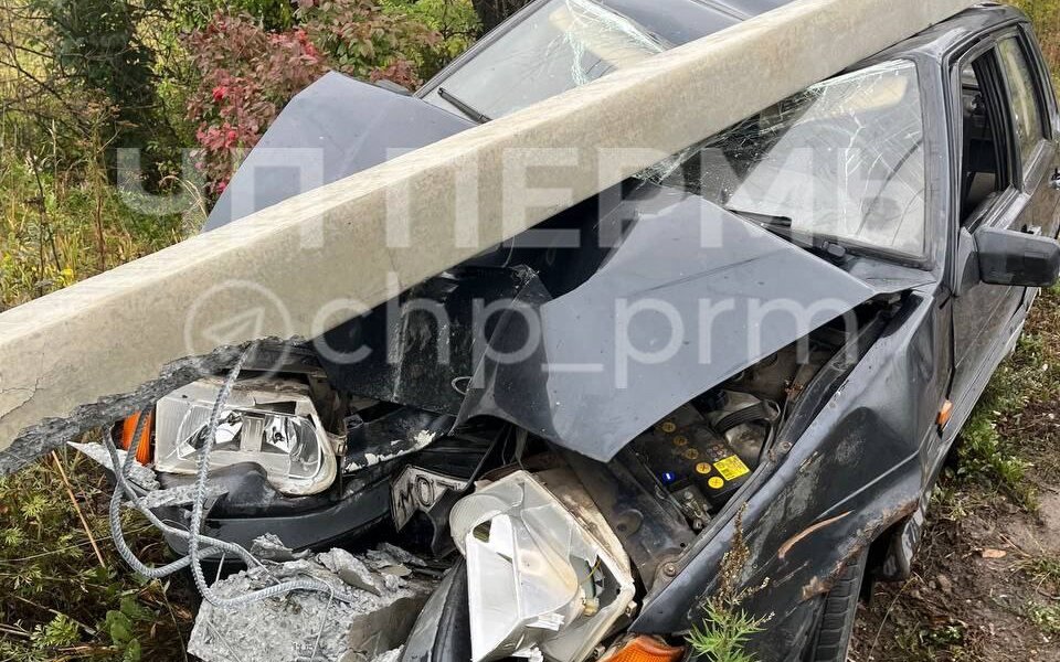 В Перми бетонный фонарный столб рухнул на отечественную легковушку