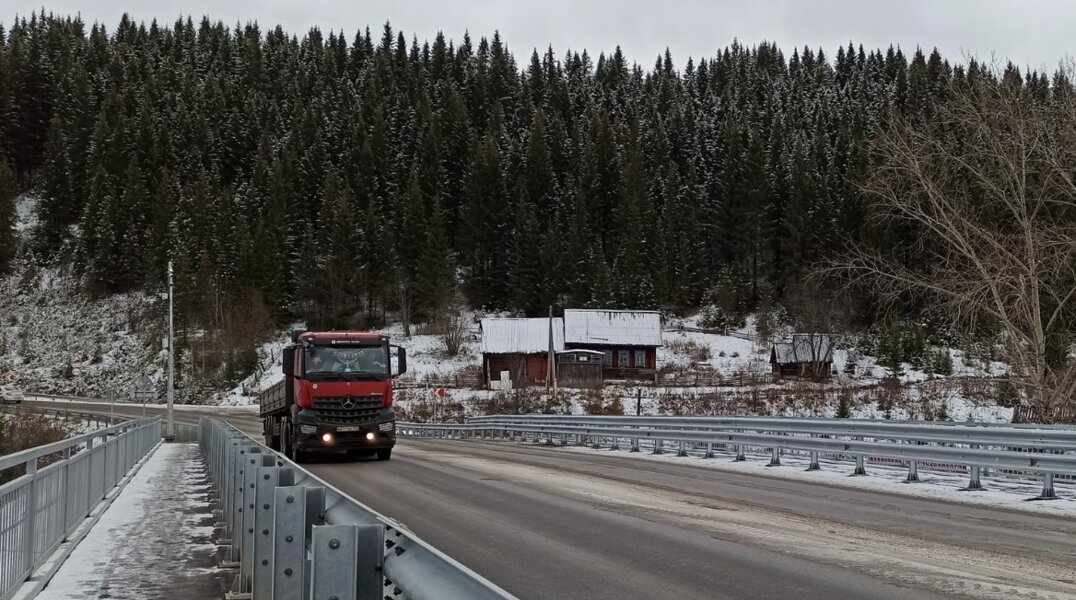 На региональных дорогах Пермского края ввели дополнительные ограничения для грузовиков на несколько дней