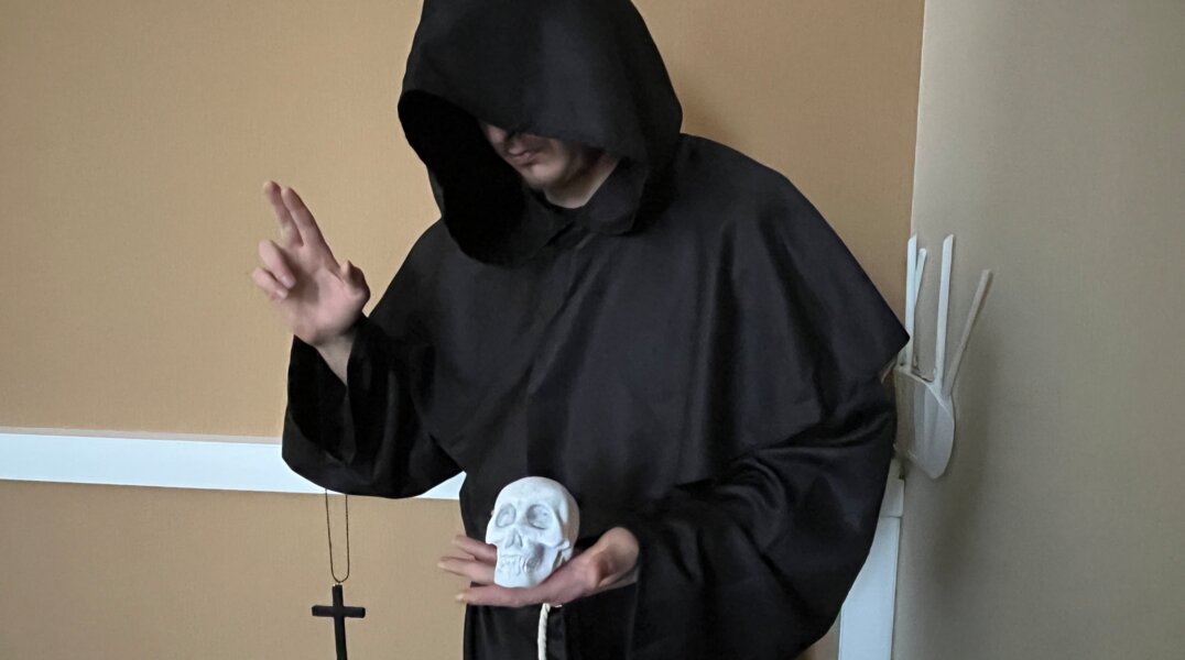 Земля, святая вода и кладбище: в Прикамье лжегадалка провела ритуал "снятия порчи", обокрав пенсионерку