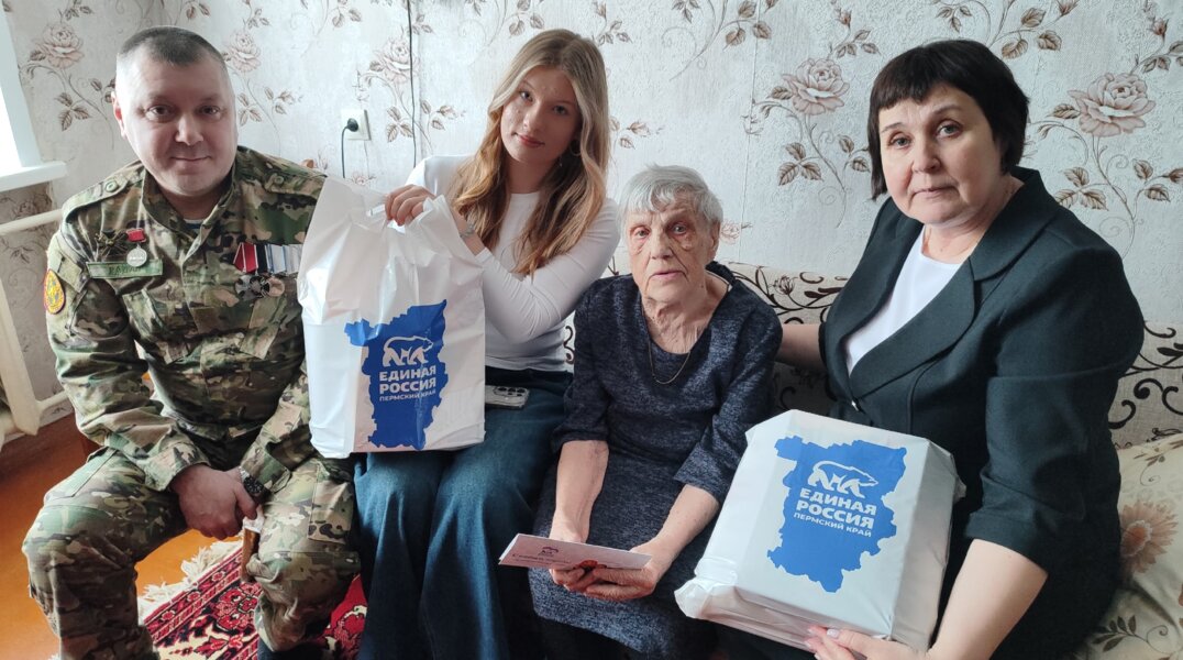 Представители «Единой России» поздравили с Новым годом ветеранов Прикамья