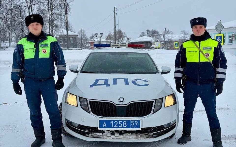В Прикамье инспекторы ДПС спасли от гибели при пожаре пожилую супружескую пару