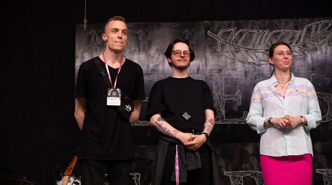 Лидер «Агаты Кристи» Вадим Самойлов вручил авторскую гитару пермской музыкальной группе OLIVIA