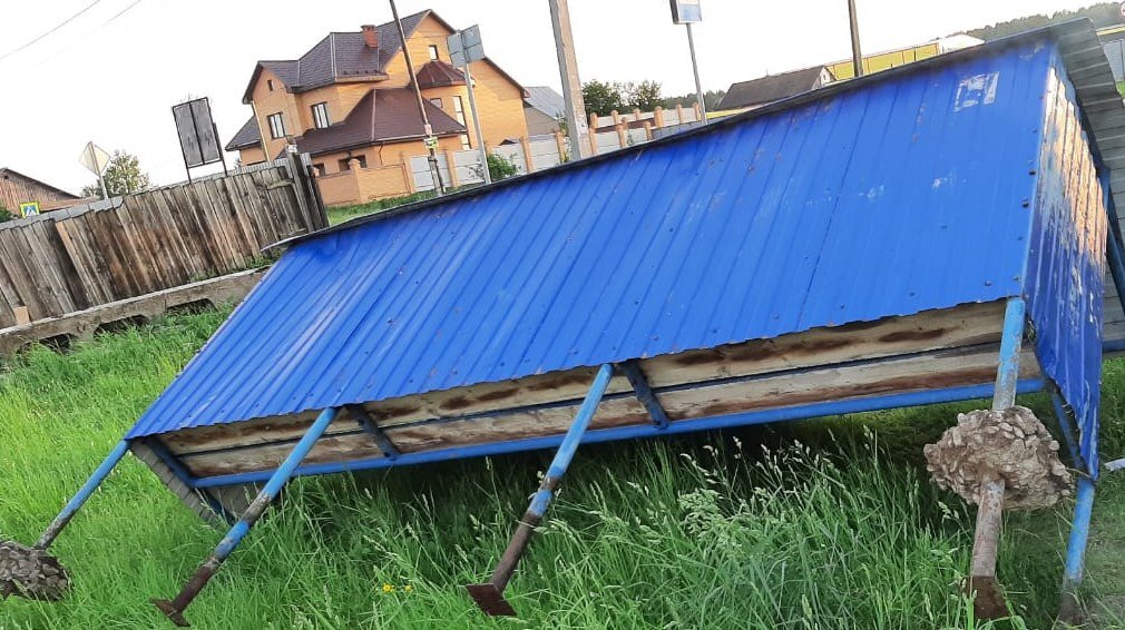 СК проводит проверку после падения остановки на двух женщин в Березниках