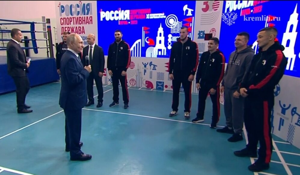 Владимир Путин в Перми встретился с боксерами перед началом турнира Ural FC 4