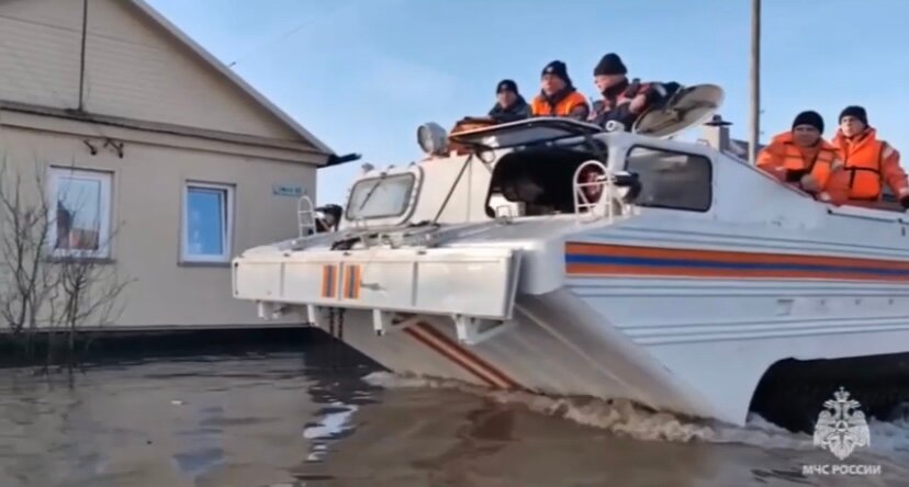 Пермские спасатели помогают в эвакуации людей в Орске