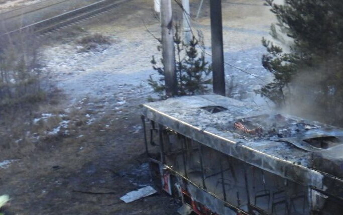 В Закамске автобус вылетел с дороги на железнодорожные пути и загорелся