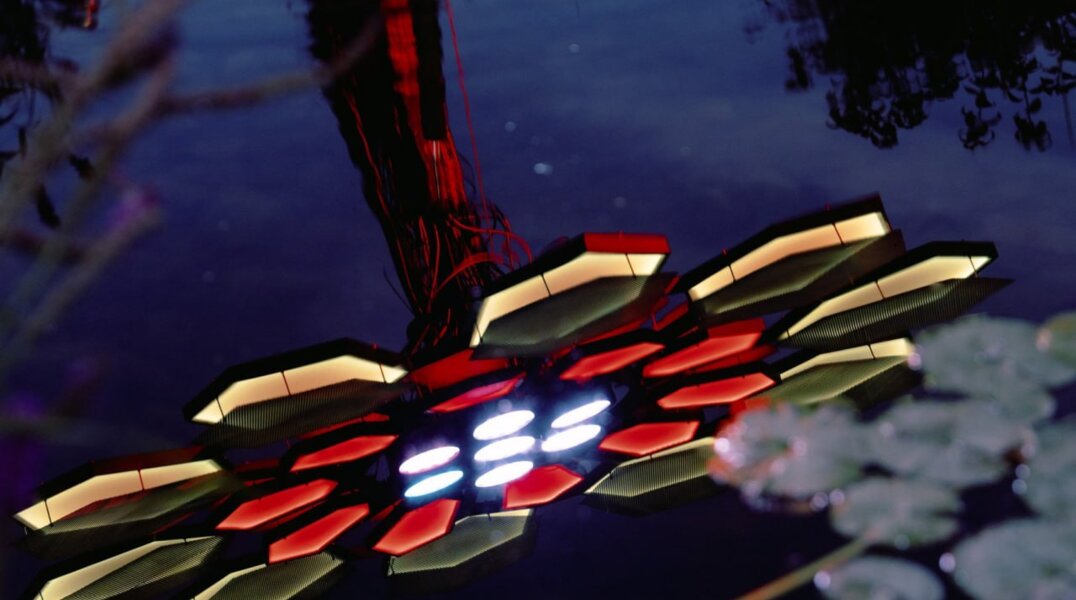 На площади перед музеем PERMM установили световую инсталляцию кибер-цветка