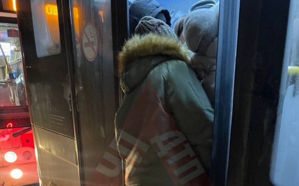 Часть автобусов не вышла на маршруты: в Перми случился транспортный коллапс