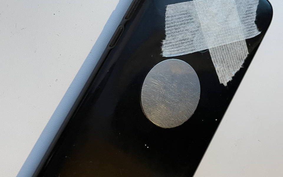 Телефон с пластырем. Почему пермские подростки все чаще заклеивают камеры на мобильных устройствах