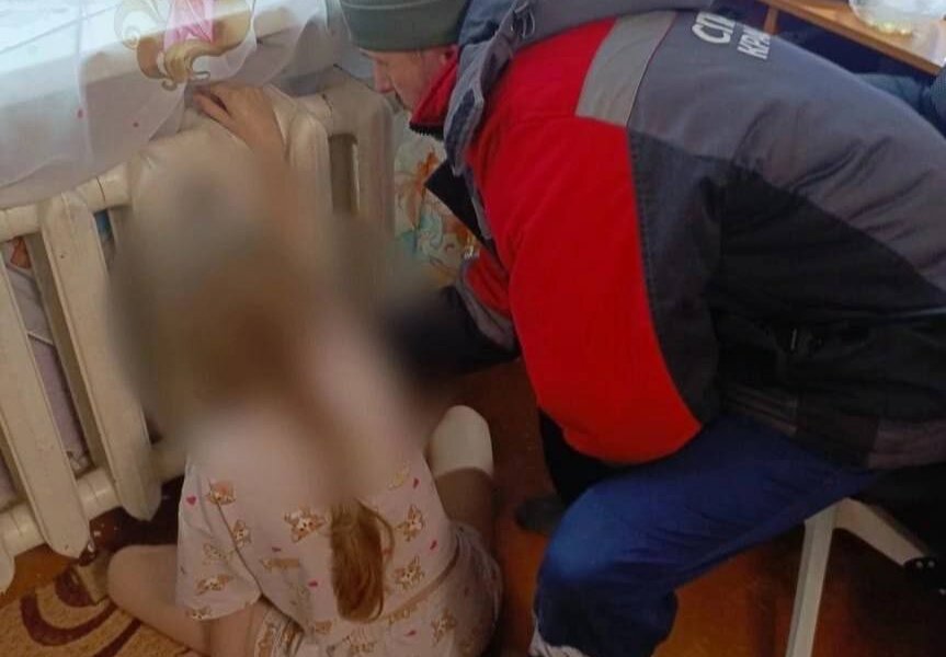 В Краснокамске спасатели помогли ребенку достать руку из батареи