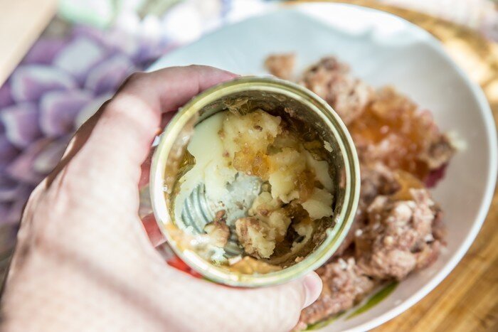 В Соликамске мужчина украл из магазина тушенку и продал ее в торговом центре