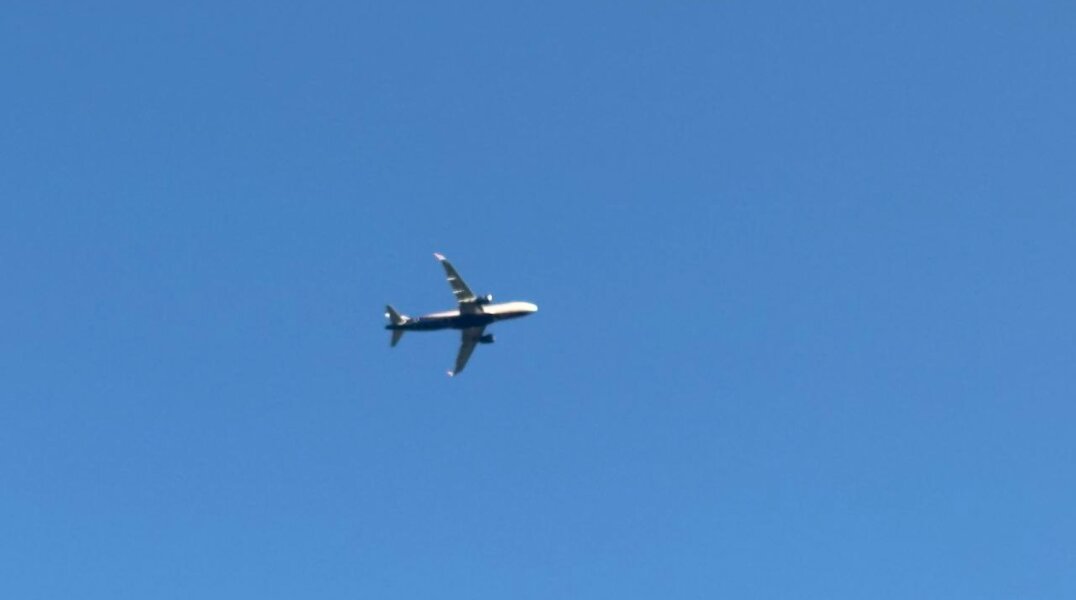 Пилоты рейса Пермь-Москва заметили в небе неопознанный шар