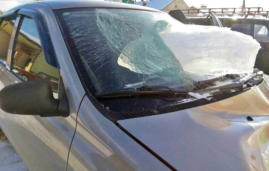 На трассе под Костромой слетевшая с фуры глыба льда чуть не убила семью в легковушке