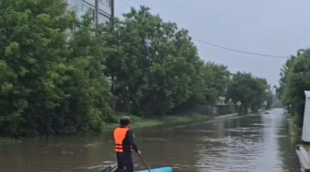 Пермяк устроил прогулку на сапборде по огромной луже. Видео, фото