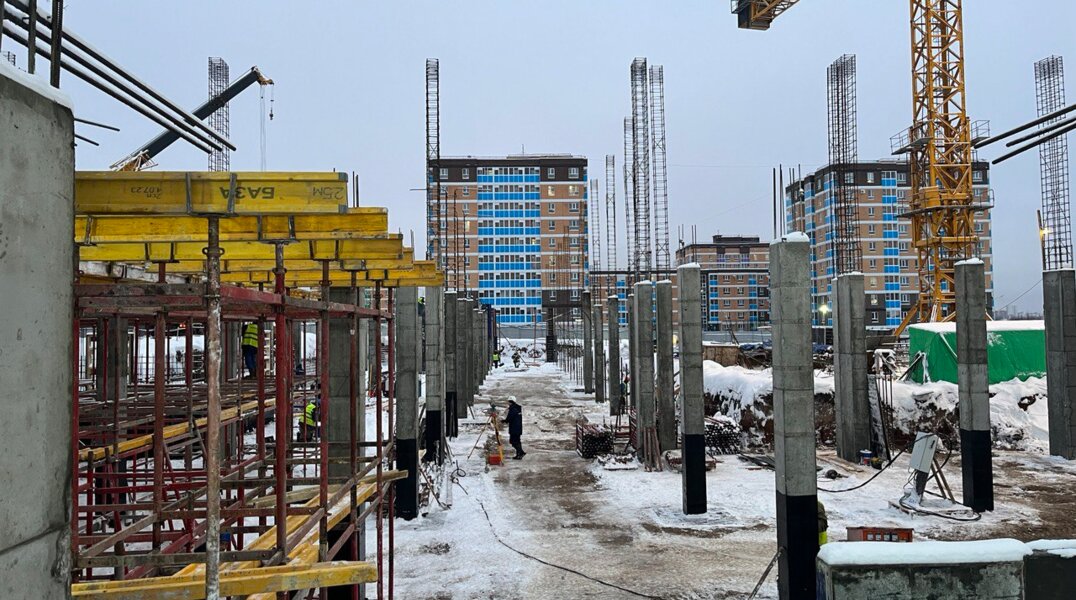 На стройке ледовой арены в Перми начали возводить каркас здания