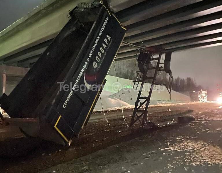 На трассе Екатеринбург — Пермь водитель грузовика не опустил кузов и врезался в мост