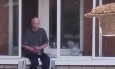 В Прикамье с карниза сняли пожилого мужчину