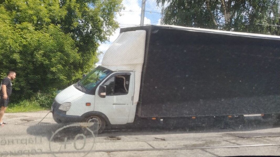 В Перми у «ГАЗели» отпало колесо прямо на трамвайных путях