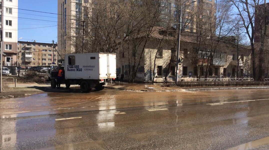 В Перми из-за коммунальной аварии затопило улицу Карпинского