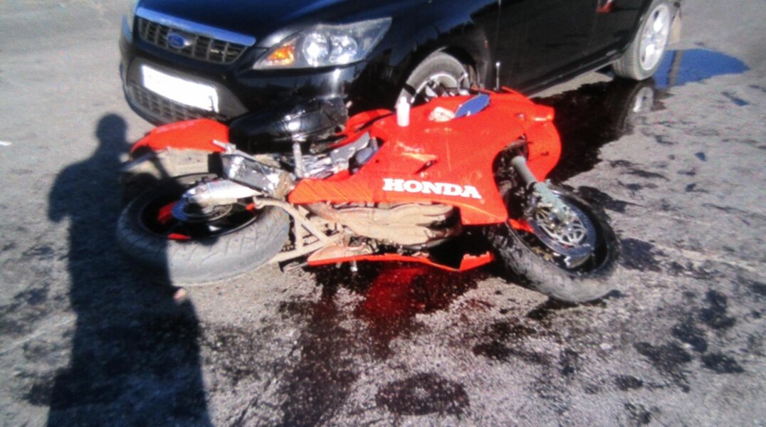 В Березниках 25-летний мотоциклист пострадал в жестком ДТП с двумя легковушками